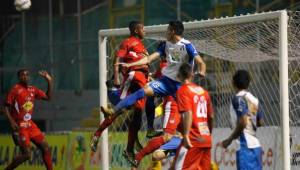 Ángel Tejeda se despachó un bonito gol ante el Vida en el estadio Morazán, muchos lo comparan con los que anota Zlatan Ibrahimovic. Foto Neptalí Romero