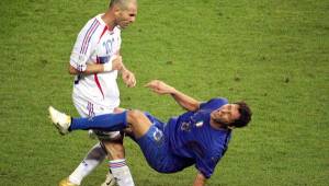 Momento en que Marco Materazzi caía luego del brutal cabezazo que le propinó Zidane.