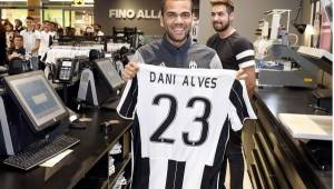 Dani Alves fue presentado como nuevo jugador d ela Juventus, eligió llevar el número 23.