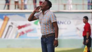 El entrenador Carlos Pavón durante el partido que Marathón venció 1-0 al Juticalpa en el estadio Juan Ramón Brevé de Juticalpa, Olancho. Foto Marvin Salgado