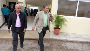 Jorge Luis Pinto con el relacionador público de Fenafuth, Edwin Banegas. (Foto: Juan Salgado)