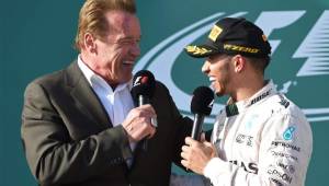 Lewis Hamilton no pudo ocultar su admiración hacia Arnold Schwarzenegger y estando en el escenario soltó una frase que causó risa a todos. Foto AFP
