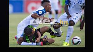 Momento de la lesión que sufre Luis Garrido en el duelo frente a México. Foto DIEZ.