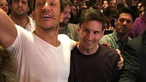 Messi acabó ovacionado en el teatro de Buenos Aires cuando fue invitado a pasar al frente.