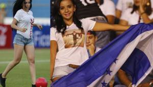 Las chicas catrachas adornaron el estadio Olímpico previo al duelo eliminatorio entre Honduras y El Salvador.