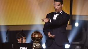 Cristiano Ronaldo en el escenario con su hijo y junto al Balón de Oro del 2014. Foto AFP