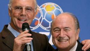 Beckenbauer junto a Blatter durante un evento de la FIFA.