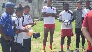 El delantero Georgie Welcome en su entrenamiento con el Arsenal de Roatán, Islas de la Bahía de la Liga de Ascenso que dirigirá Ramón Romero. Foto Cortesía