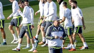 Rafa Benítez está distanciado de su grupo de jugadores. Foto Marca