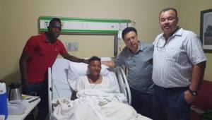 Maynor Figueroa junto a Luis Garrido, Alfredo Hawit y Óscar Benítez.