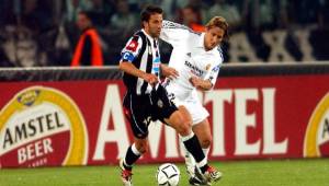 Alessandro Del Piero maneja el balón con la presión del defensor Michel Salgado en un juego entre Real Madrid y Juventus.