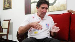 El entrenador del Olimpia, Héctor Vargas, estará en las gradas del estadio Francisco Martínez por cumplir su castigo. Foto Juan Salgado.