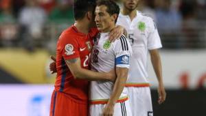 Guardado dio la cara tras la humillante derrota ante Chile y pidió disculpas a toda la afición mexicana. Foto EFE