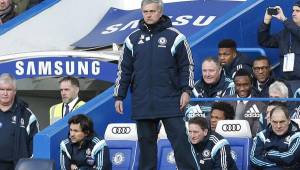 José Mourinho con cara de pocos amigos este sábado en Stamford Bridge.