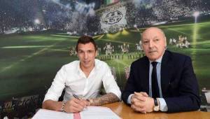 Mario Mandzukic firmó un contrato que tiene una vigencia de cuatro años.