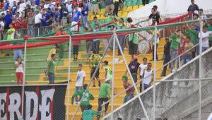 Todo inició con la barra de Motagua recibió con insultos a los de Marathón y éstos respondieron con agresiones. Foto Juan Salgado