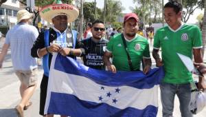 Fue curioso ver este grupo de mexicanos que aparecieron en el estadio Maracaná con la bandera de Honduras apoyando a la Bicolor que se ha comido un baile. Foto Juan Salgado