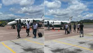 El entrenador de la Selección Sub-23 de Honduras, Jorge Luis Pinto cuando salían de la aeronave que los trasladaba a San Pedro Sula. Foto cortesía @kikelanza10