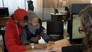 Neymar junto a su hijo al momento de hacer el trámite en las oficinas del Barcelona.