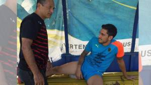 El médico Gilberto Reyes evaluó este lunes al mediocampista argentino de su lesión.