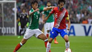 LWS103. Arlington (United States), 23/07/2017.- Bryan Ruiz (L) of Costa Rica goes for the ball against Jorge Villafana (R) of the United States in the first half of the Semifinal CONCACAF Gold Cup match between Costa Rica and the United States in Arlington, Texas, USA, 22 July 2017. (Estados Unidos) EFE/EPA/LARRY W. SMITH