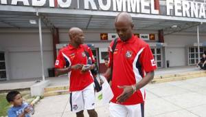 Los gemelos Dely Valdés (Jorge va atrás) cuando salían del estadio Romell Fernández de Panamá previo al juego de la hexagonal pasada ante Honduras.