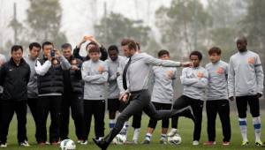 WUHAN, CHINA - MARCH 23: British football player David Beckham kicks the ball during a visit to Wuhan Zall Football Club at Wuhan Hubei Province on March 23, 2013 in Wuhan, China. Beckham is on a five-day visit to China at the invitation of the China Football Association as China's first international ambassador. (Photo by Lintao Zhang/Getty Images)
