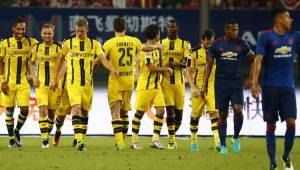 La celebración de los jugadores del Borussia, ante el lamento de los del United.