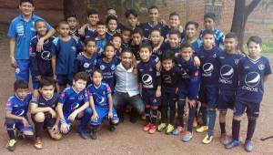 Los chicos U-12 del Motagua vivieron un día especial, Emilio Izaguirre les visitó y estuvo todo el entreno. Foto @Motaguacom