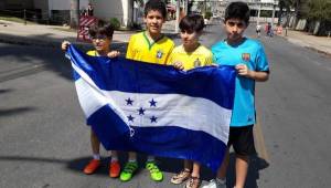 Eduardo, Fernando, Gabriel y Rafael los pequeños aficionados de Honduras.