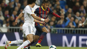 Neymar sorprendió al árbitro del clásico y consiguió un penal que Messi terminó marcando para el 3-3 en el Bernabéu. Foto EFE