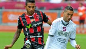 Carlos Discua jugó sus primeros minutos como futbolista del Alajuelense frente al máximo rival, Saprissa. (FOTO: Cortesía Diario La Nación)