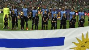 Los jugadores uruguayos aguantaron todo el momento escuchando un himno que no era el de su país.