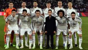 El príncipe Hassan posando con el 11 titular del Real Madrid. (Foto: AFP)