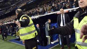 Zidane llevó vestido de traje y fue recibido por la afición del Real Madrid en el Bernabéu con enorme ovación. Foto AFP
