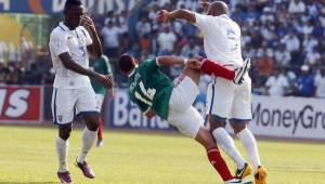 Maynor Figueroa y Víctor Bernárdez marcan a Javier 'Chicharito' Hernández en uno de los duelos entre México y Honduras.