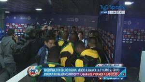 Los jugadores de Jamaica esperaron en la zona mixta a que Messi terminara de dar declaraciones para tomarse una foto.