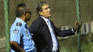 Jorge Luis Pinto fue expulsado nuevamente, el entrenador le reclamó fuerte al central. Foto Ronal Aceituno.