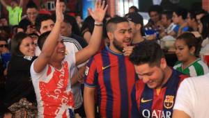 Los aficionados catrachos pasaron una tarde agradable siguiendo las incidencias del partido entre el Barcelona y el Real Madrid.