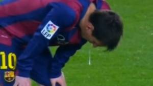 Momento en que Messi se paró en medio del campo producto de sus problemas.
