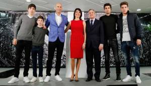 Zidane junto a sus hijos Theo, Elyaz, Enzo y Luca en la presentación como entrenador oficial del Real Madrid.