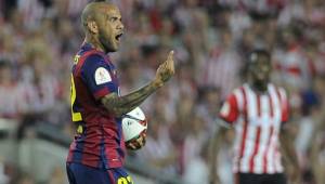 Alves llegó al Camp Nou con este corte de pelo y en redes sociales ya se han comenzado a burlar. Foto AFP