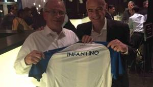 Jaime Villegas fue el encargado de entregarle la camisa de la Selección de Honduras a Gianni Infantino, nuevo presidente de la FIFA.