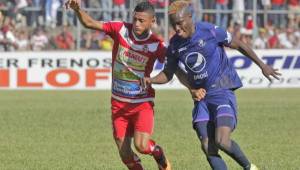 Danery Barralaga y Rubilio Castillo luchando por el balón.