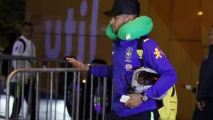 Neymar se bajó del autobús y dejó con las manos vacías a los aficionados que le esperaban para tomarse una foto o llevarse un autógrafo. Foto Juan Salgado