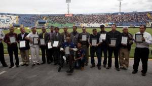 Liga Nacional rindió homenaje a algunos de los futbolistas que disputaron el torneo de 1965. Foto DIEZ