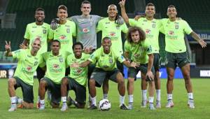 Las selección de Brasil en el entrenamiento previo al partido ante México del domingo.