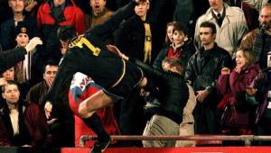 La histórica imagen que protagonizó Eric Cantona aquella noche de 1995.