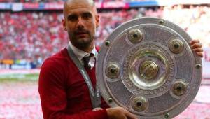 Pep Guardiola todavía tiene pendiente con Bayern Munich la final de Copa Alemana ante Dortmund y buscará despedirse con su título 21. Foto AFP