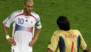 Zidane observa con cara de pocos amigos a Gianluigi Buffón, que intenta dirigirse hacia él durante la final de Alemania 2006.